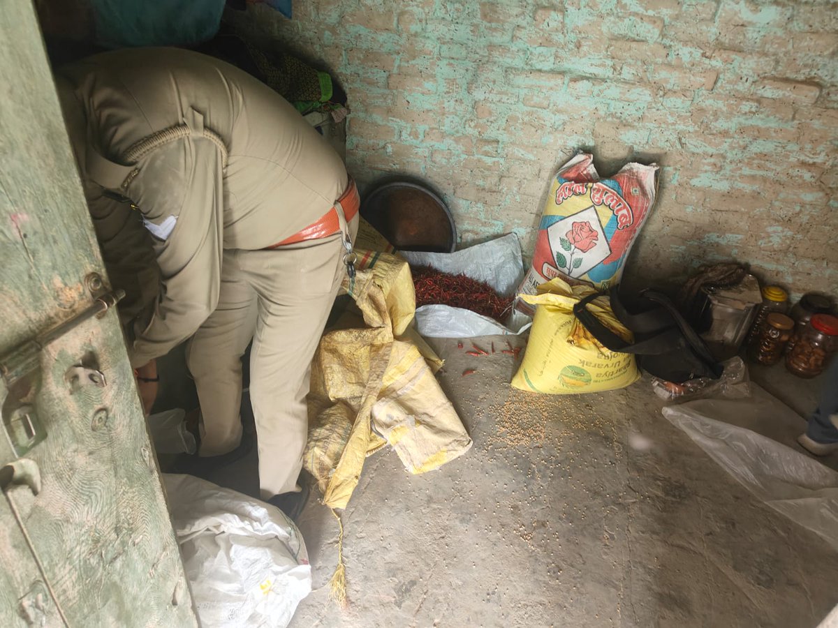jdabureau's tweet photo. बाराबंकी : जिला कृषि अधिकारी ने मकान पर मारा छापा🚨

🧪 कृषि विभाग की टीम की मकान पर छापेमारी 🚫 अनाधिकृत रूप से उर्वरक बेचा जा रहा था 📦 कम्पनी के खाली रैपर, सिलाई मशीन बरामद ⚖️ डीएम के आदेश पर मुकदमा दर्ज हुआ📍मोहम्मदपुर खाला के गौरा सैलक का मामला

#Barabanki #FertilizerRaid https://t.co/57XG6TAwMo