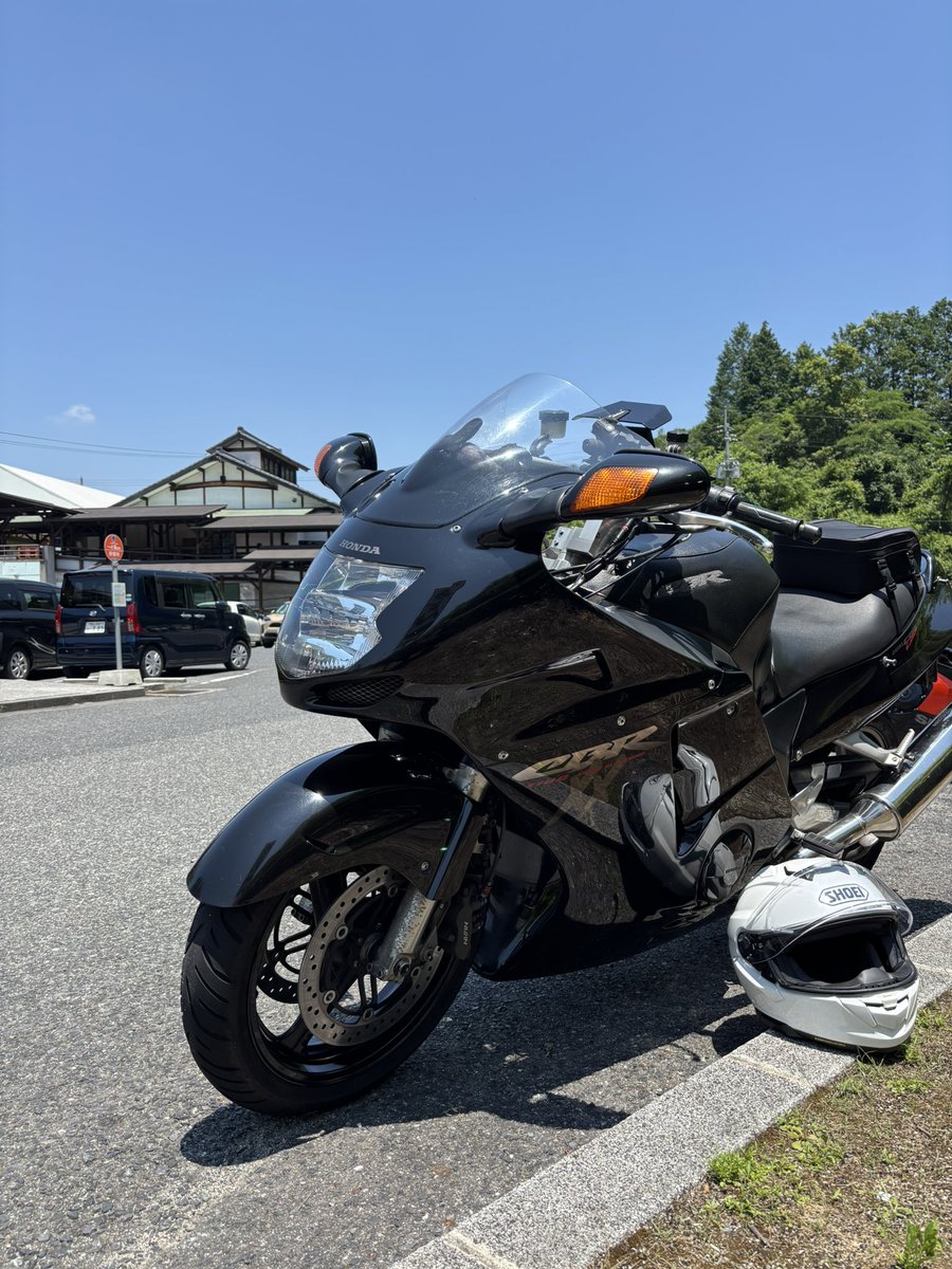 gunship3012's tweet photo. クソ暑いけど。岡山県吉備中央町『道の駅かもがわ円城』まで走って来ました。
100円で買える缶コーヒーが激うまに感じる暑さでした。
#cbr1100xx
#道の駅かもがわ円城 https://t.co/iGzUdfiunK