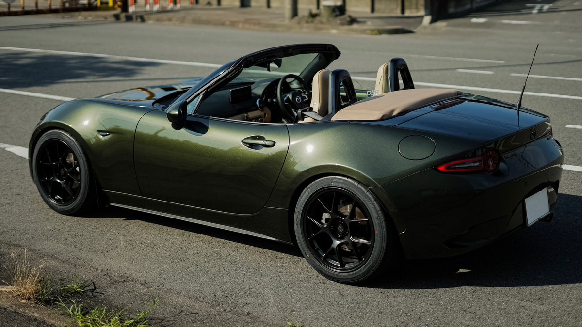 khaki_miata's tweet photo. 𝑵𝑶𝑹𝑰 𝑮𝑹𝑬𝑬𝑵 𝑷𝑬𝑨𝑹𝑳

〜緑がないなら、塗ればいいじゃない〜 

「私、特別になりたいの。
他の奴らと、同じになりたくない。」

これぞ、まさに"36周年記念車" https://t.co/BCjanAED22
