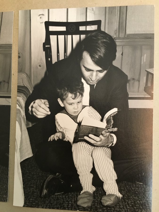 Los libros son como semillas. Pueden permanecer dormidos durante siglos, y de repente florecer en el suelo más yermo (Carl Sagan)