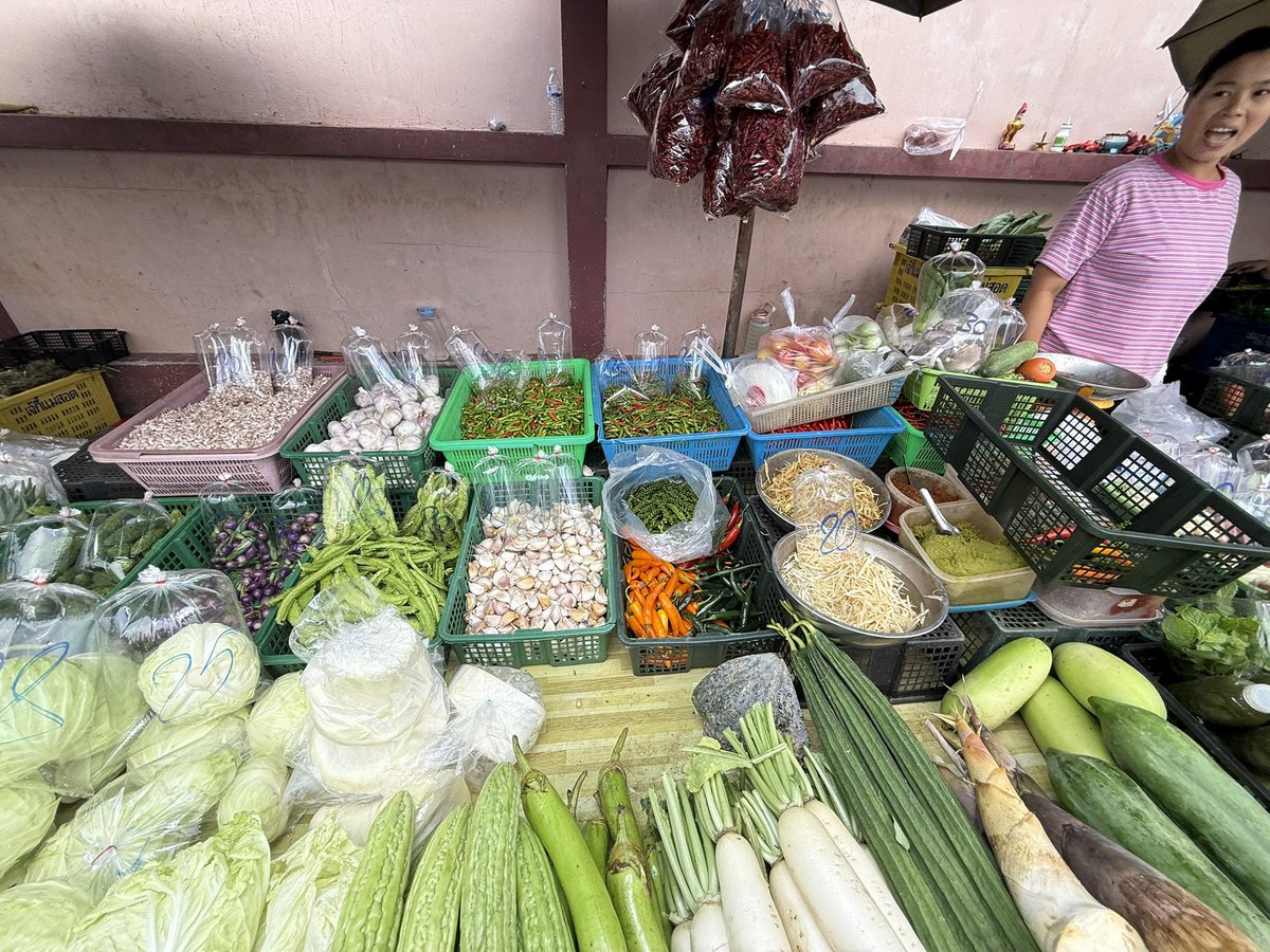 JusssTony's tweet image. Trip to the morning market, what is this and do I cook it or do you eat raw ?

#FoodStuff