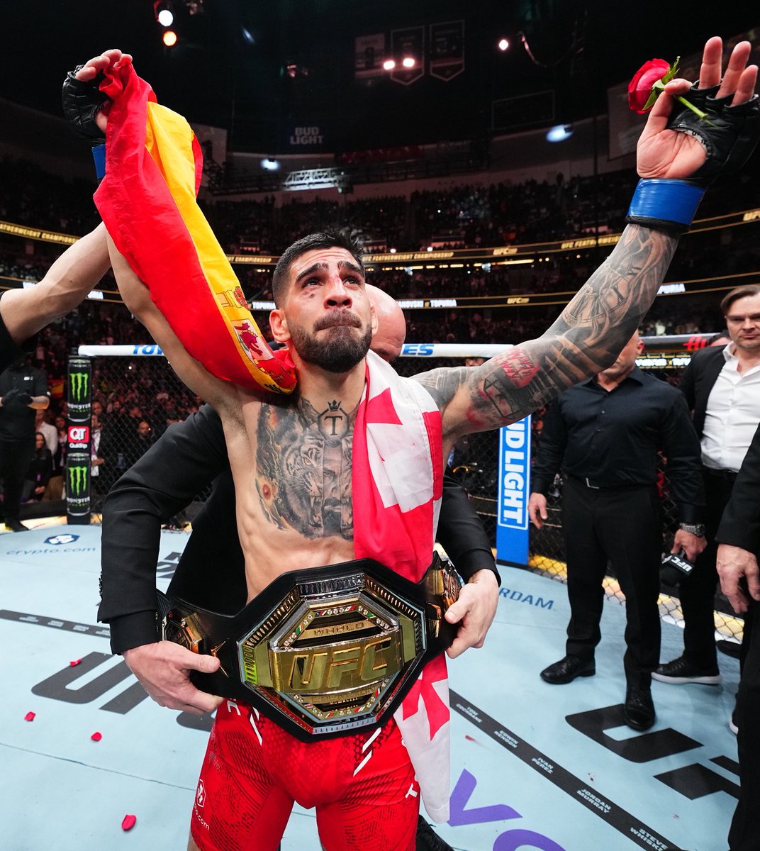 🚨 ILIA TOPURIA HAS KNOCKED CHARLES OLIVEIRA OUT COLD IN THE FIRST ROUND

ABSOLUTE HEARTBREAK FOR OLIVEIRA FANS

THIS MAN IS A MENACE #UFC317