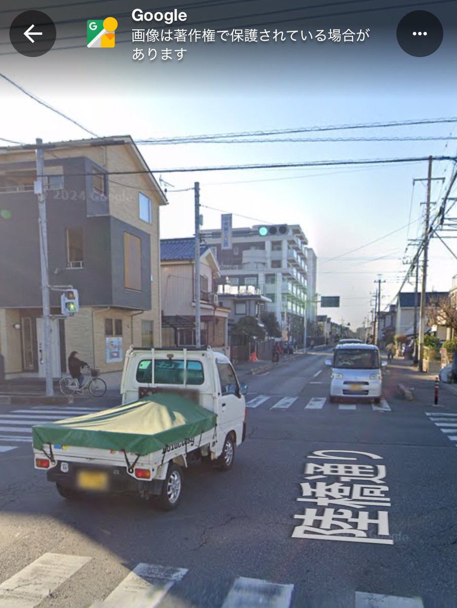ここで一般の方が道路で立ってて何があった?と思ったら道路が小さい穴空いてた🥹八潮の事件思い出した、、、　これから警察とかくるのかな🤔💭？
これからここ通る人気をつけて下さい😰
はま寿司があったりウエルシアの谷原あたりです！
