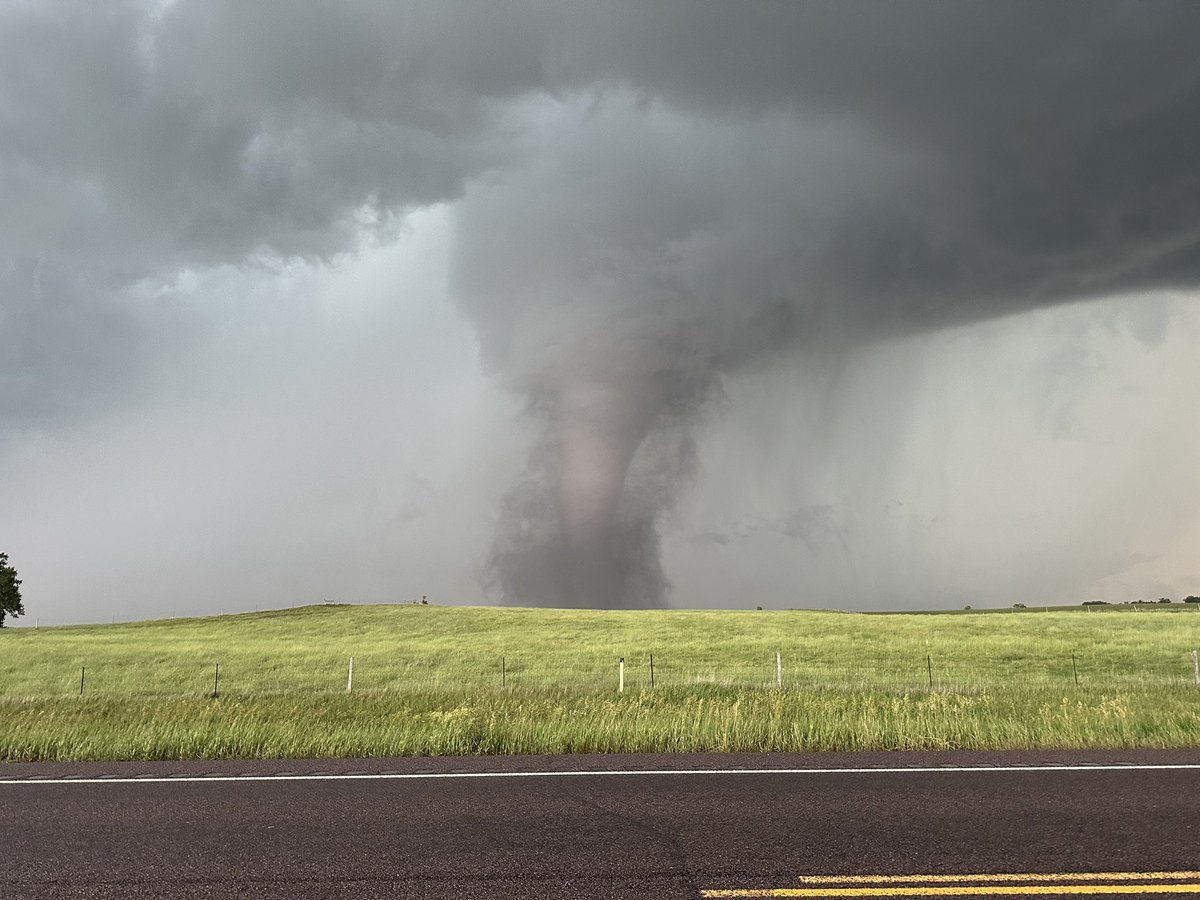 JimothyPimpin's tweet image. Some absolutely insane pictures of videos of the tornado between Gary and clear lake SD