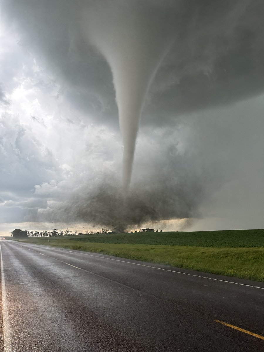 JimothyPimpin's tweet image. Some absolutely insane pictures of videos of the tornado between Gary and clear lake SD