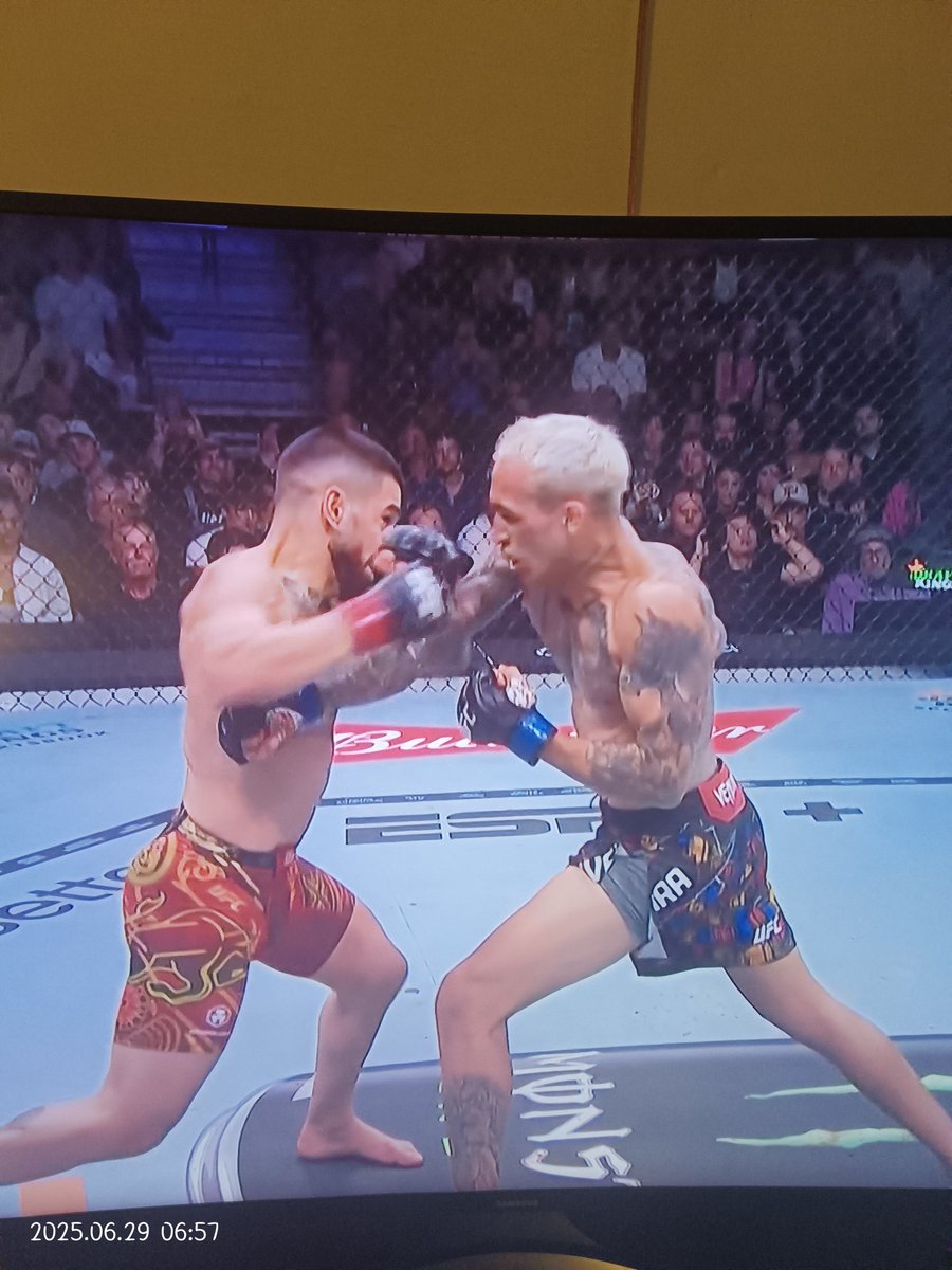 Lo de este hombre no tiene nombre, 1st Round KO.