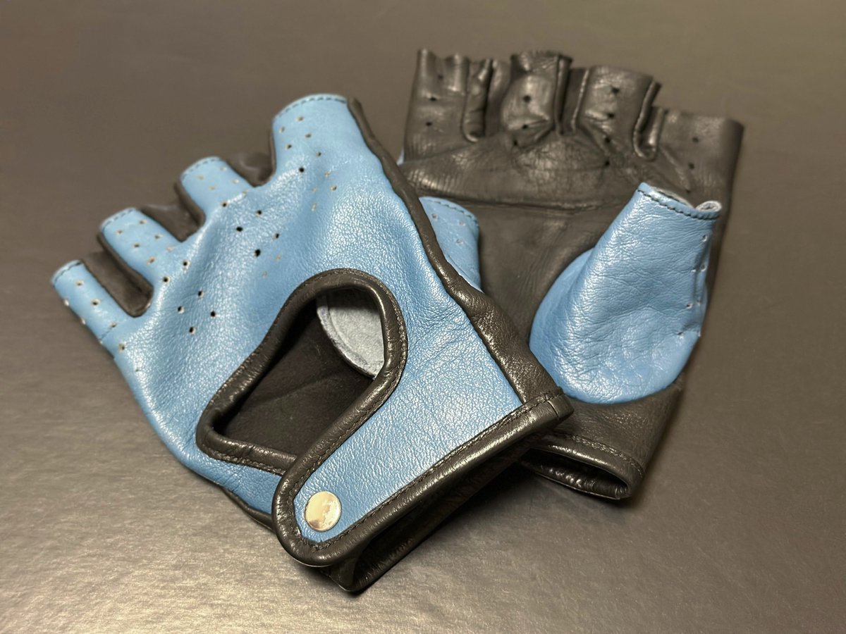 自作グローブが7年目にして遂に破けたので修復
#leathercraft #drivinggloves