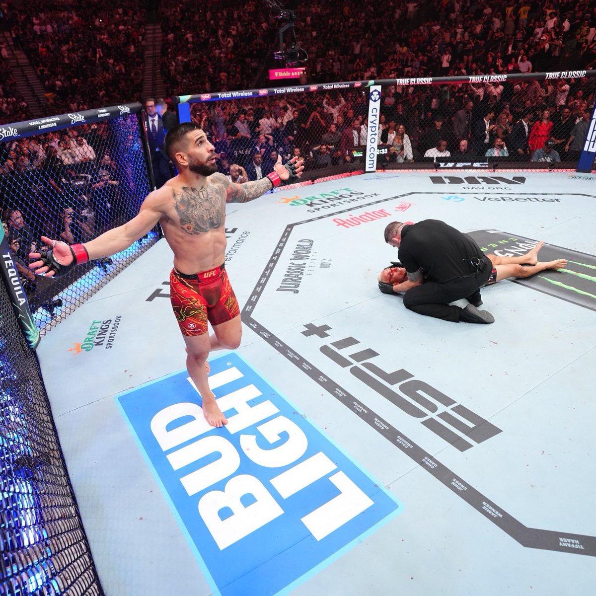 The Ilia Topuria era is here. 🇬🇪👑 #UFC317