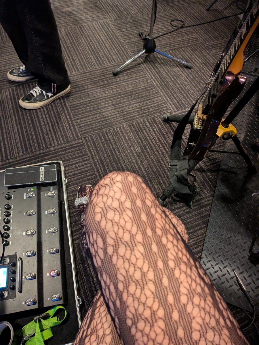 ギタリストあいなさん自己紹介🎸
▪️基本何でも弾きます。
▪️弾いた事ない曲はもちろん聞いた事ない曲でもコード表なしで1発で合わせられるっていう特技があります。
▪️ギターソロはあんまり弾けません。
▪️得意ジャンル…ヴィジュアル系初めとしてJ POP邦楽全般
▪️苦手ジャンル…70年代以前の曲、洋楽