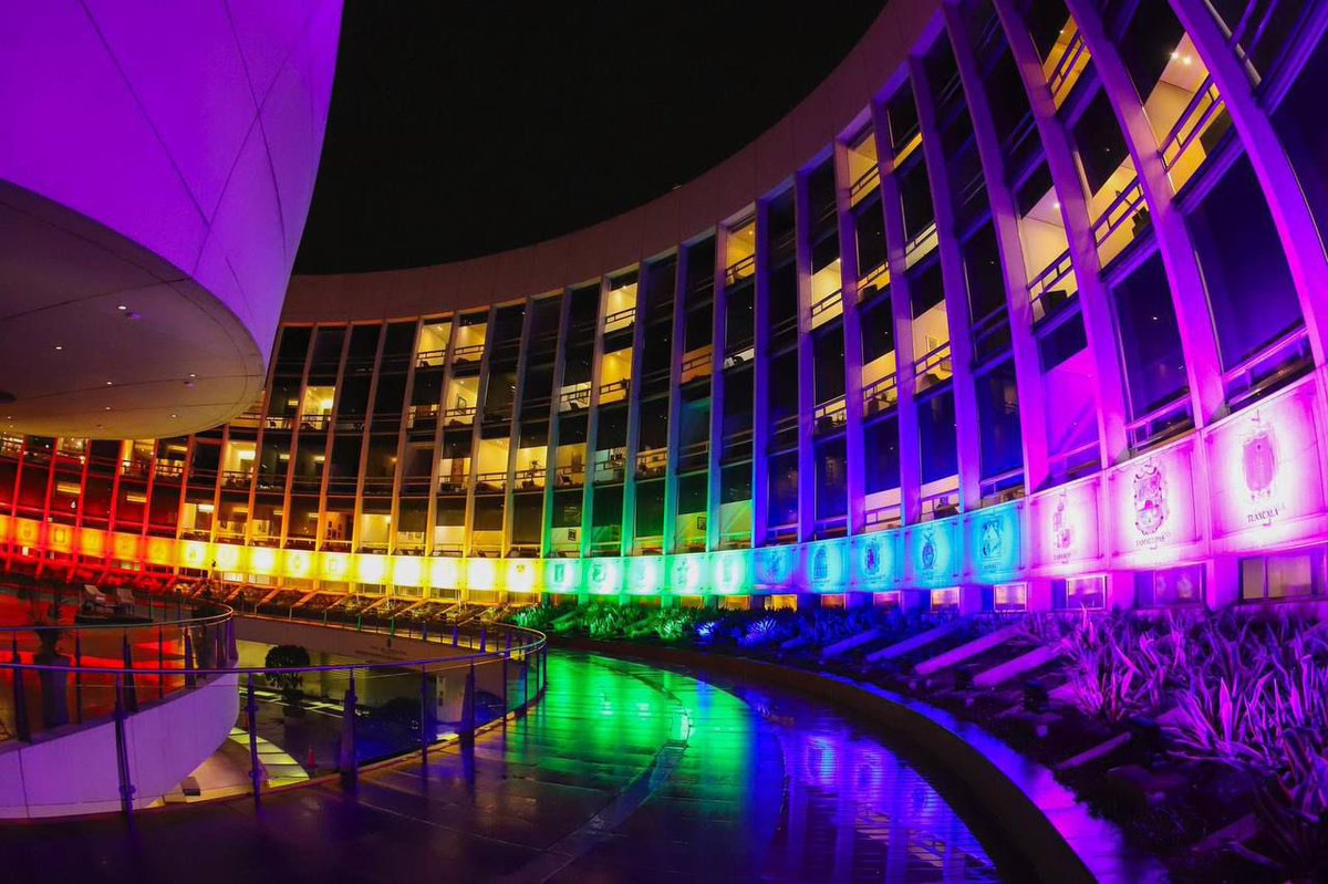 Así luce esta noche el Senado, iluminado en un día que nos recuerda: Todos los derechos para todas las personas. Les comparto algunas fotos. ¡Buena noche! #DiaInternacionalDelOrgullo #JREsMorena