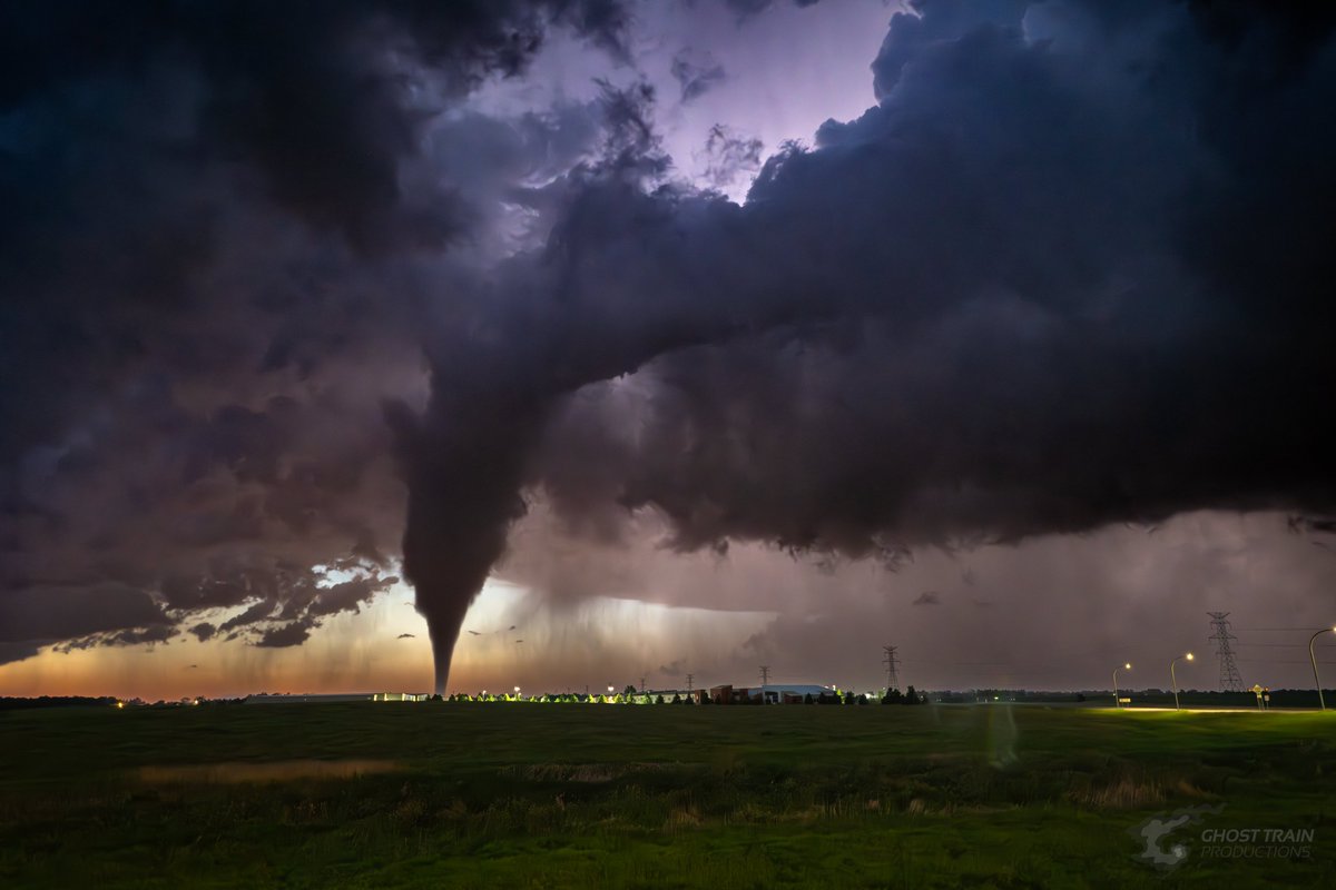 GhostTrainPhoto's tweet image. Tornado near Bismarck, ND yesterday 6.27.25 at around 10:30pm