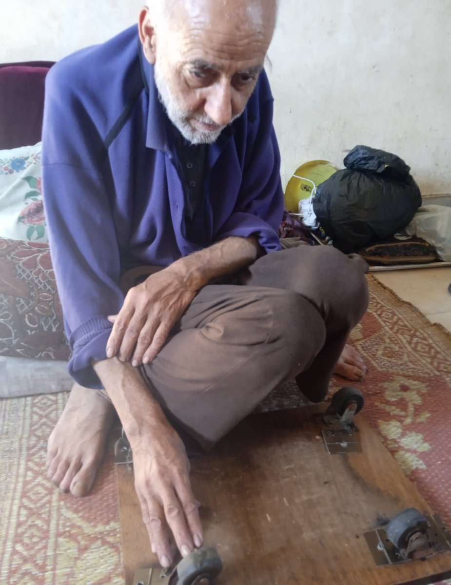 This father is paralyzed and disabled.
His wheelchair is broken &amp; he needs a special type of wheelchair which us expensive. He can only use 1 hand.

Dooonate: chuffed.org/project/mahmou…

<a href="/raneensafar2006/">mahmoud2o06</a> is crying for her father