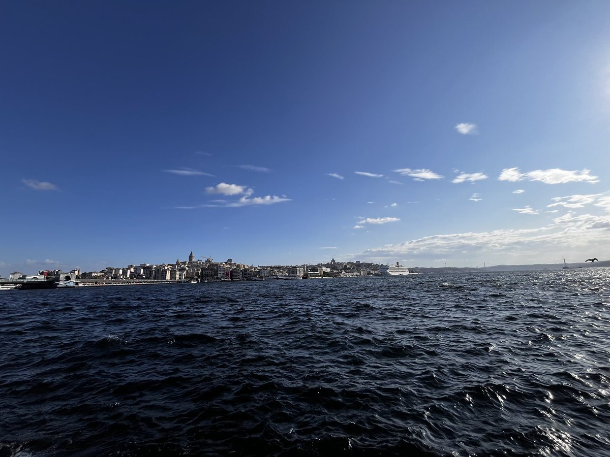 Bende bi İstanbul sevdası var 
gece Antep’te başlar, sabah sirkecide uyanır.”