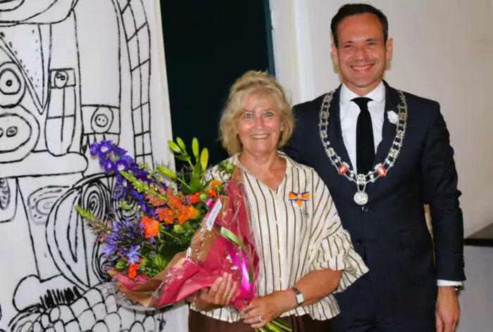 Frances Schrama (63) kreeg op zaterdag een Koninklijke Onderscheiding. Ze werd Lid in de Orde van Oranje-Nassau. Burgemeester Potters gaf haar de onderscheiding tijdens het 80-jarig feest van ZijActief Brouwhuis.

ditishelmond.nl/koninklijke-on…

 #Helmond #onderscheiding #ZijActief