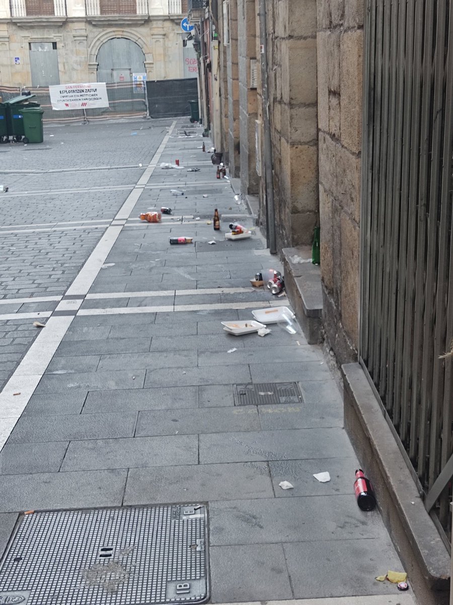 ibaista's tweet image. Hemen auzoa bizi da..Somos un barrio y parecemos un estercolero.. #Iruñea #AldeZaharra #CascoViejo #Pamplona @Pamplona_ayto