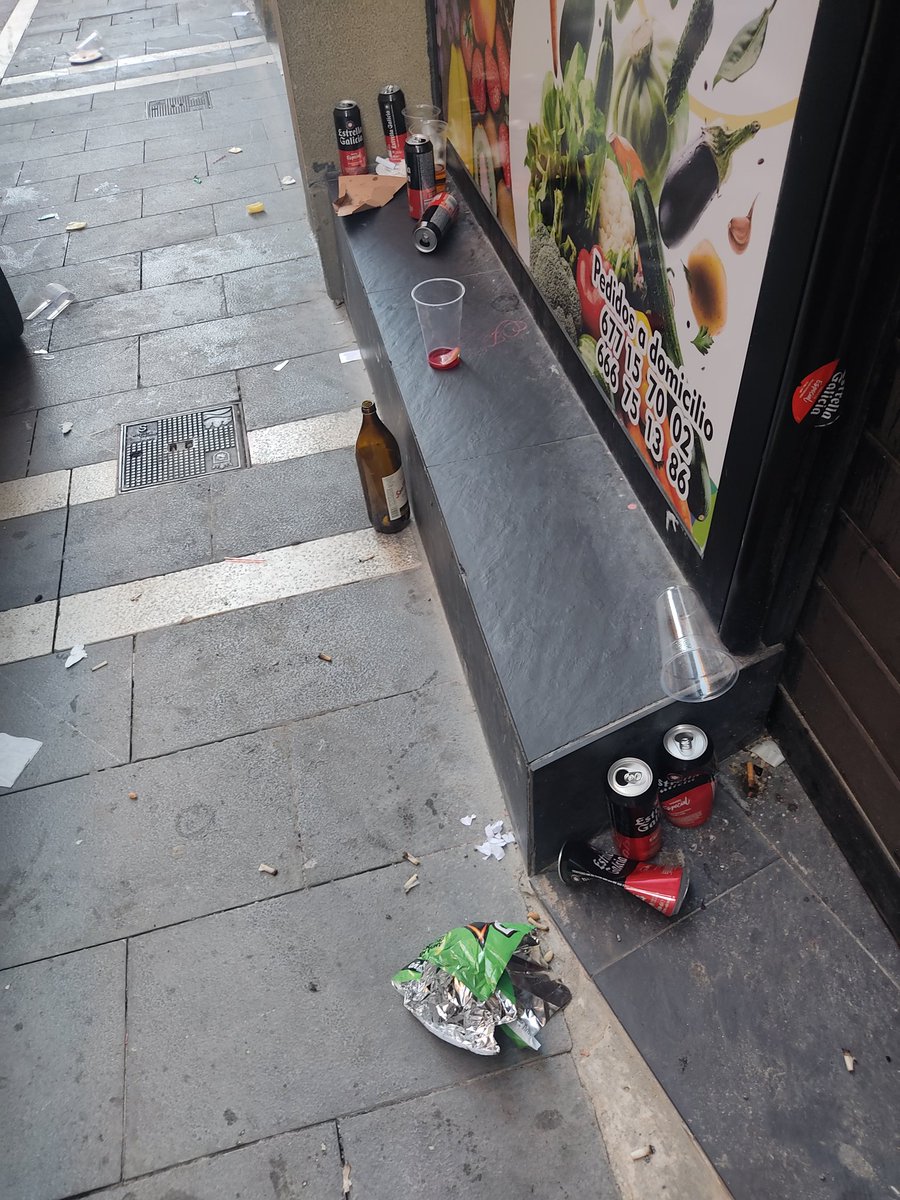 ibaista's tweet image. Hemen auzoa bizi da..Somos un barrio y parecemos un estercolero.. #Iruñea #AldeZaharra #CascoViejo #Pamplona @Pamplona_ayto