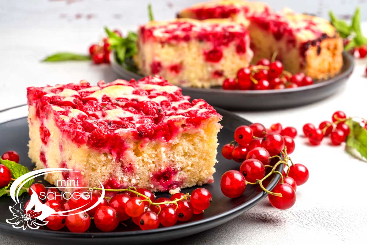 miniSchoggi's tweet photo. Unser Johannisbeerkuchen: Fruchtig, frech und unwiderstehlich!  😍 - https://t.co/MHKIZb3qKS https://t.co/K9tZLmPuVc
