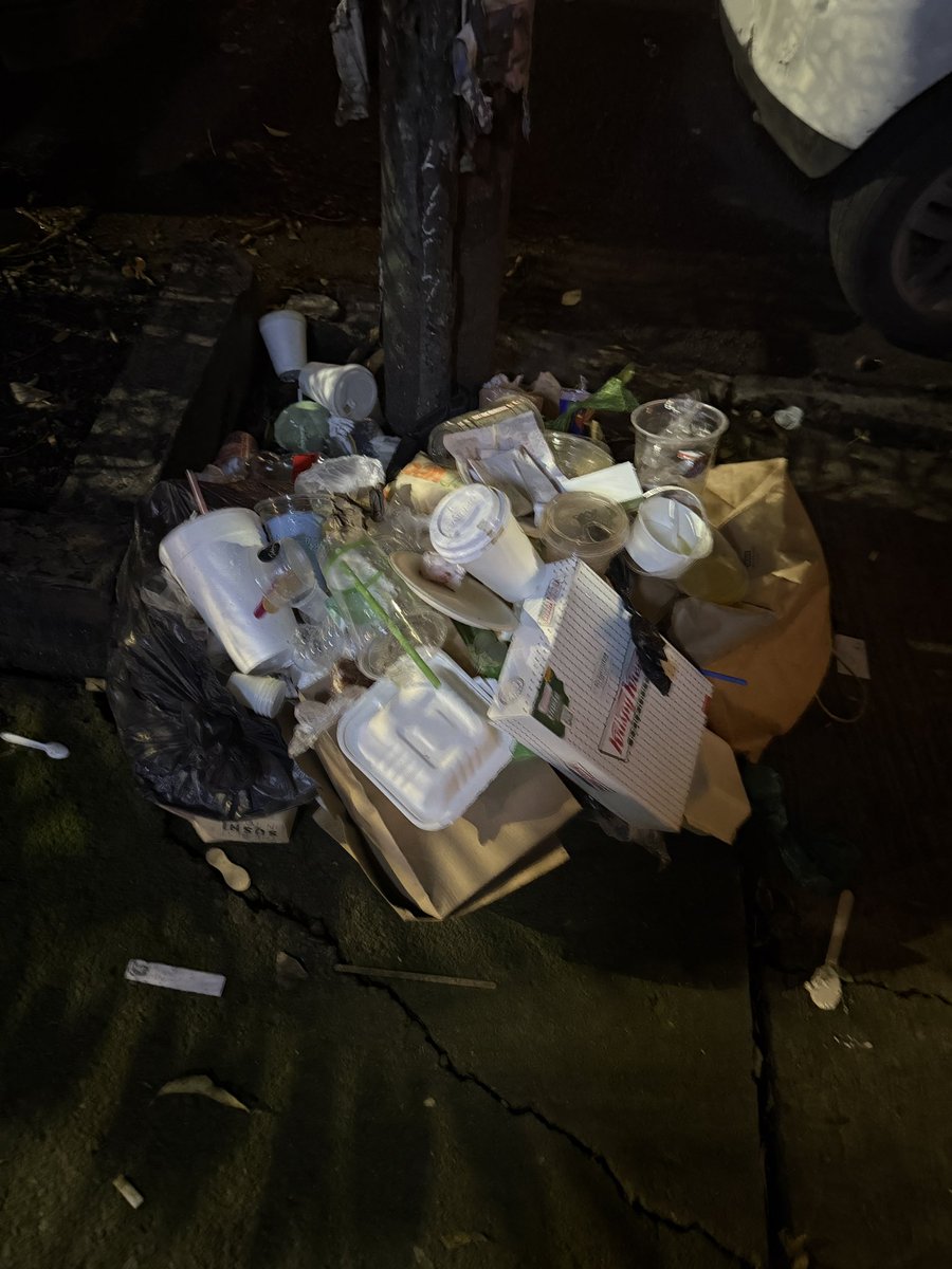 romanorte_9's tweet photo. cada fin de semana hay al menos un bazar sobre  Calle colima 184 y en el centro gallego Están junto a vecinos, no hay botes, venden comida y la gente deja basura. ¿Pueden al menos limpiar antes de cerrar? Por favor regulen esto—no es justo para los vecinos. ¡Gracias! https://t.co/9GfXxaSdxG