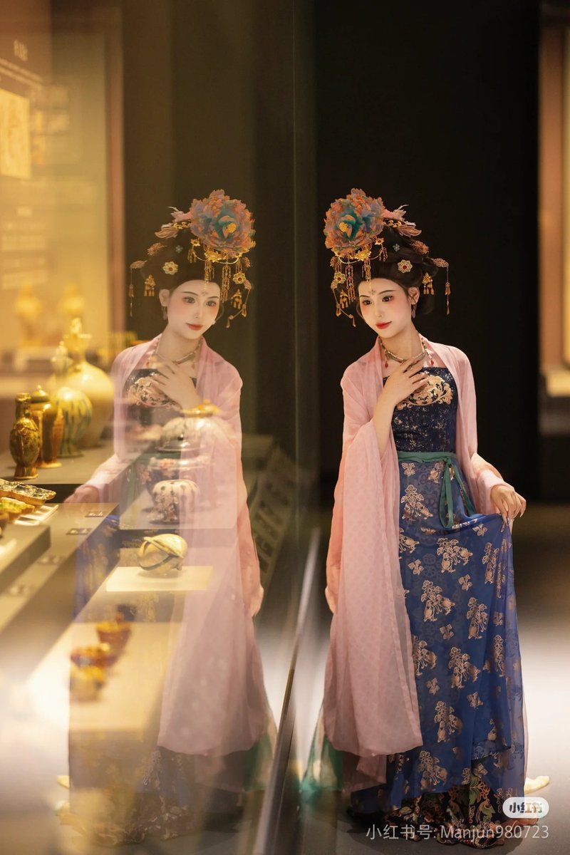 AmazingHanfu's tweet photo. Tang Dynasty Beauty Comes to Life
Dressed in a vibrant tri-color chest-high skirt, the blogger embodies Tang Dynasty elegance with:
A gilded fan and flowing sash
Golden hairpins adorning her high hairstyle
A perfect recreation of Tang pottery figurines!
#TangStyle(via: TwoTigers) https://t.co/fbZnebBiLB