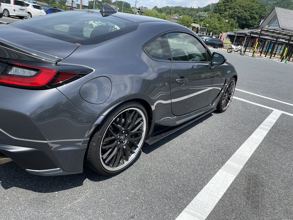 hyukipon's tweet photo. これでカスタムは全部終了😊
フロントサイド
タイヤと車高調
テールとマフラー😝
　#ＧＲ86   
　#TOYOTA
　#８６ https://t.co/ZeBakgMBPk