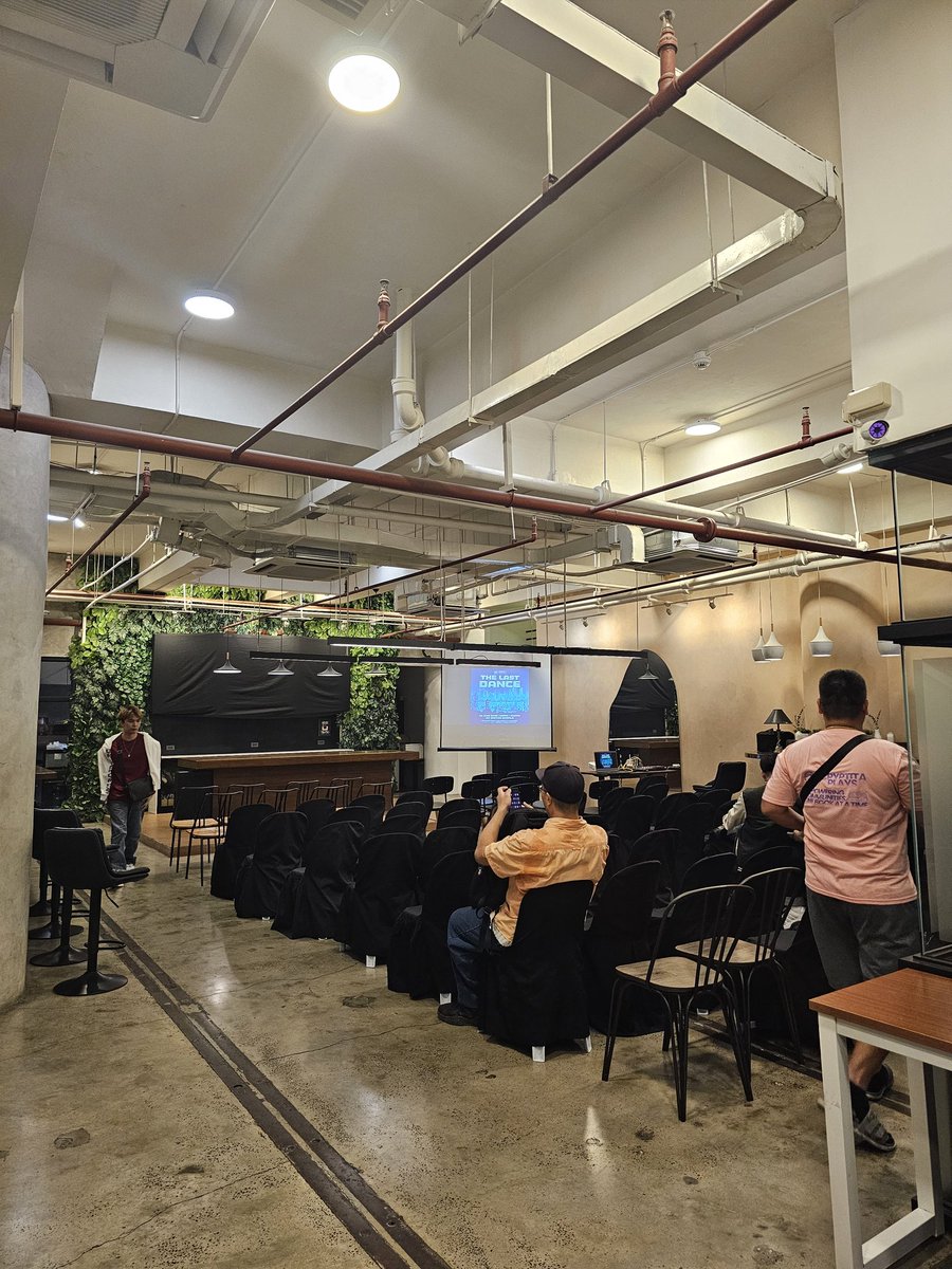 amirahbnb's tweet photo. Super duper throwback to the floor that first felt the full power of the blockchain wave. https://t.co/6oC1n4iXPm