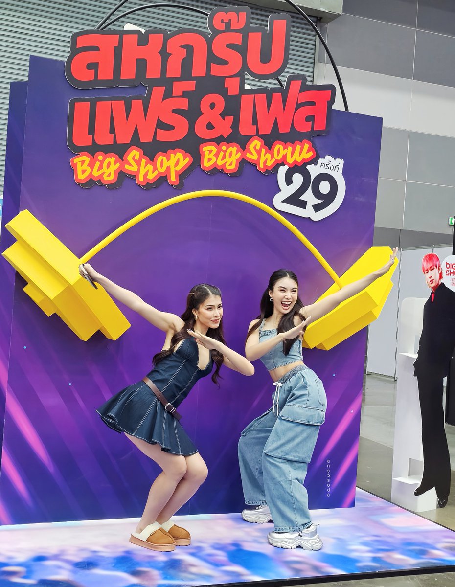 aa_ans5soda's tweet photo. สนุกเขาละ😆😆 ใครสนุกสุด😉
#ชมพูอทิตา #Chompu
#หนูดีอรปรียา #Nesamahmoodi
#สหกรุ๊ปแฟร์
#SahaGroupFairandFest29th https://t.co/hbOR4W5f5H