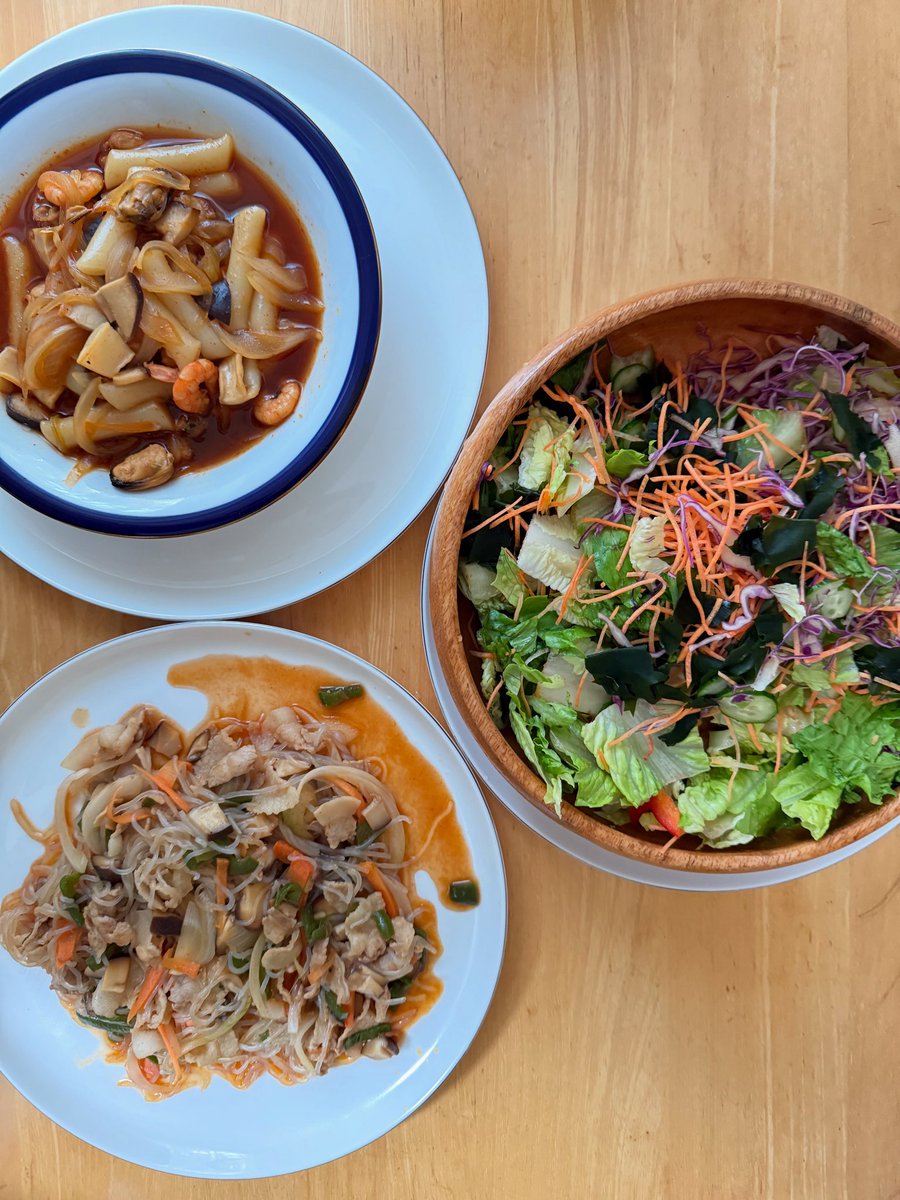 tomoyako's tweet photo. 暫く自宅を離れていたので、本当に久しぶりに作り置きをしてみました。韓国料理3品「しらたきのチャプチェ」「海鮮トッポギ」「チョレギサラダ」  #作り置き  #おうちごはん https://t.co/QacrH6ANht