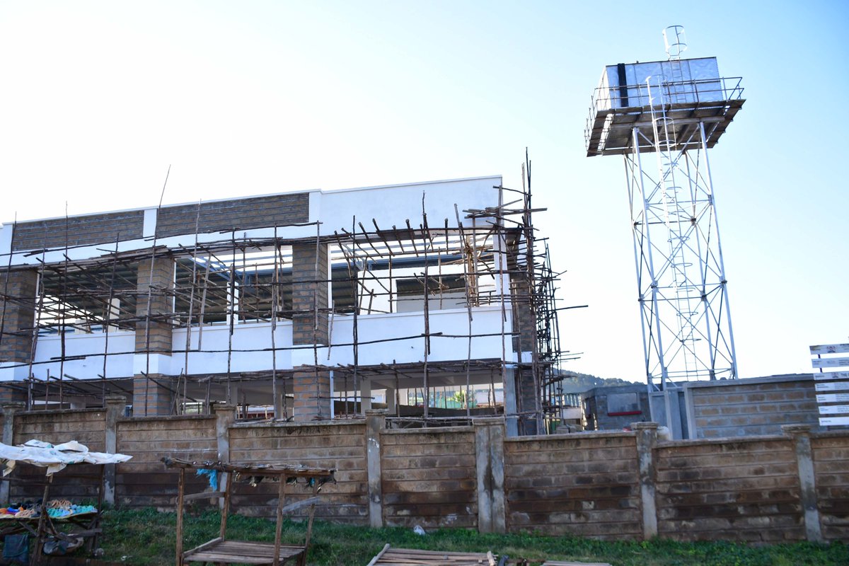 ray_omollo's tweet photo. The Kiirua ESP Market in Meru County is steadily taking shape, with construction now at 83% completion. 

Set against the backdrop of a rich agricultural zone, the market is being developed as a modern, multi-functional hub for local trade and enterprise.

Designed to uplift the trading environment for farmers and small-scale vendors, the facility features key amenities including a kitchen, social hall, ICT hub, mother's room, cold storage and administrative offices. 

Notably, the market is also equipped with an elevated water tank, ensuring reliable water access for hygiene and daily operations, an essential addition for a high-traffic trading space.

The Kiirua ESP Market is expected to significantly boost market access for agricultural produce, improve food handling standards and support livelihoods across the region.