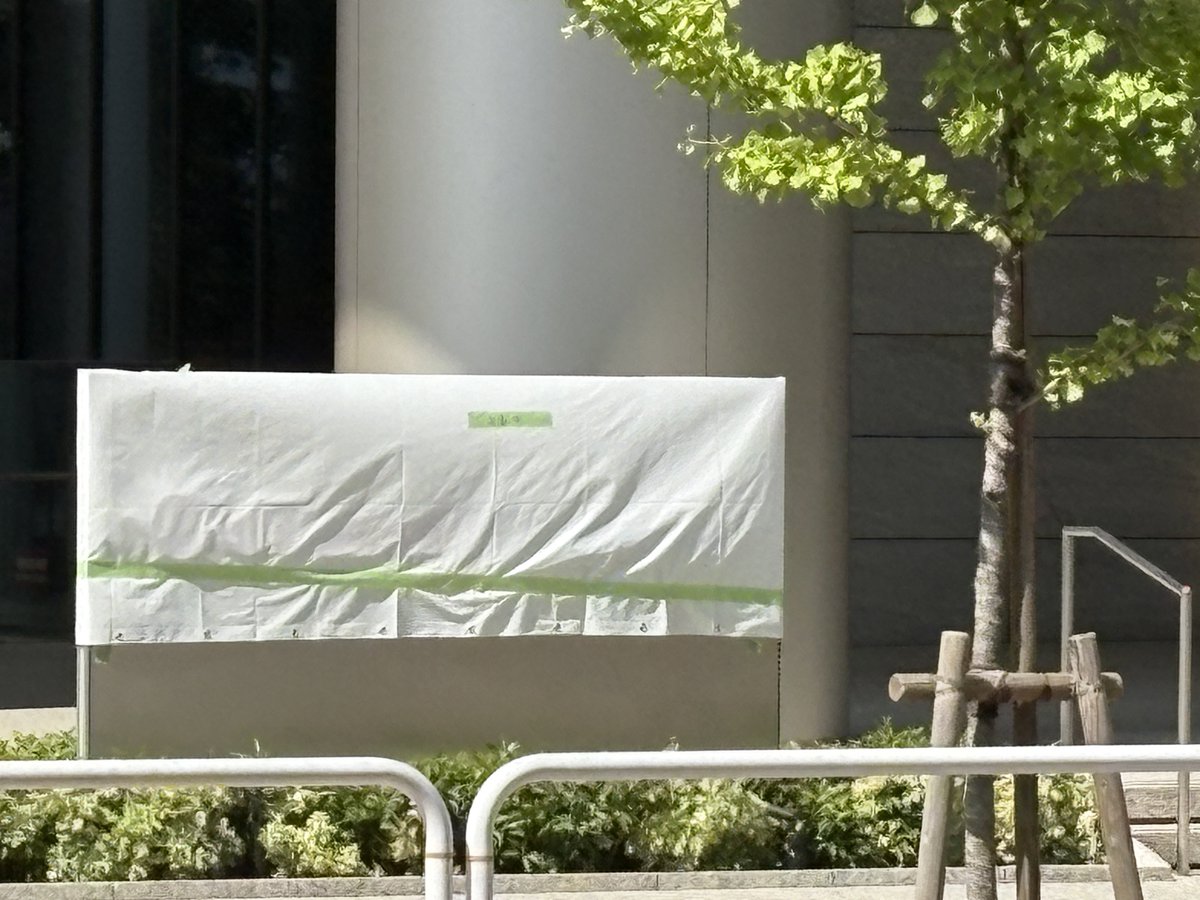 大手町プレイスのNTT Communicationsロゴにカバーが。