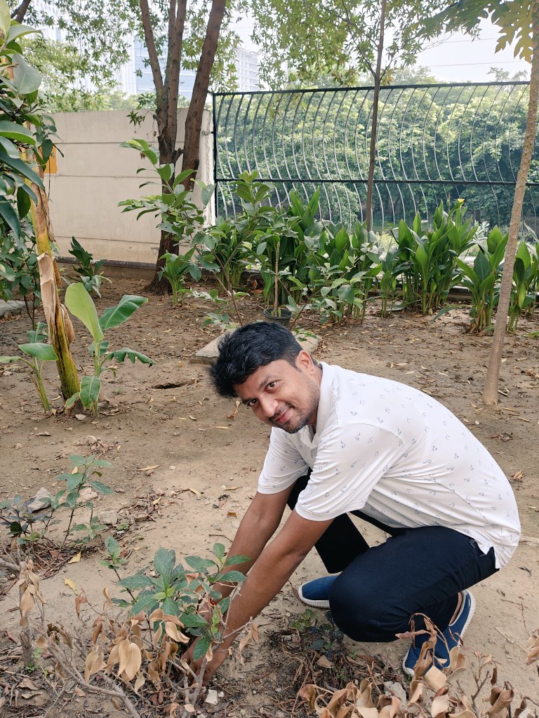 RamanP_85's tweet photo. आज सोसायटी के निवासियों के साथ मिलकर मां के स्नेह और त्याग को समर्पित करते हुए एक पौधा लगाया।
#EkPedMaaKeNaam #SelfieWithTree #पर्यावरण_संरक्षण 
#ShefaliJariwala https://t.co/c90ZIDKgk0