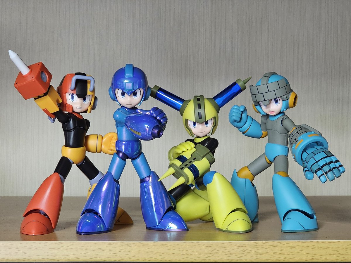 ロックマンスクランブルサンダーVer.と、パイルドライブVer.作りました！
作るのが簡単なキットだったので、サクサク組めて楽しかったです♪

既に作っておいたロックマンたちと一緒に記念写真です😆👍