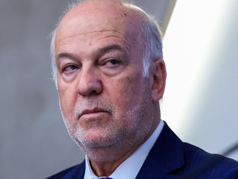 Πήγε να ξεκωλώσει την Ευρωπαία Εισαγγελέα (εκείνα τα... Μένουμε Ευρώπη τα θυμάστε άραγε; παραμύθια και αυτά...) και συνεχίζει να παραμένει στην θέση του Υπουργού Δικαιοσύνης. Και αναρωτιέμαι, όταν θα ξεκινήσει και η δίκη για τα Τέμπη θα πάει κι εκεί να ξεκωλώσει και τους