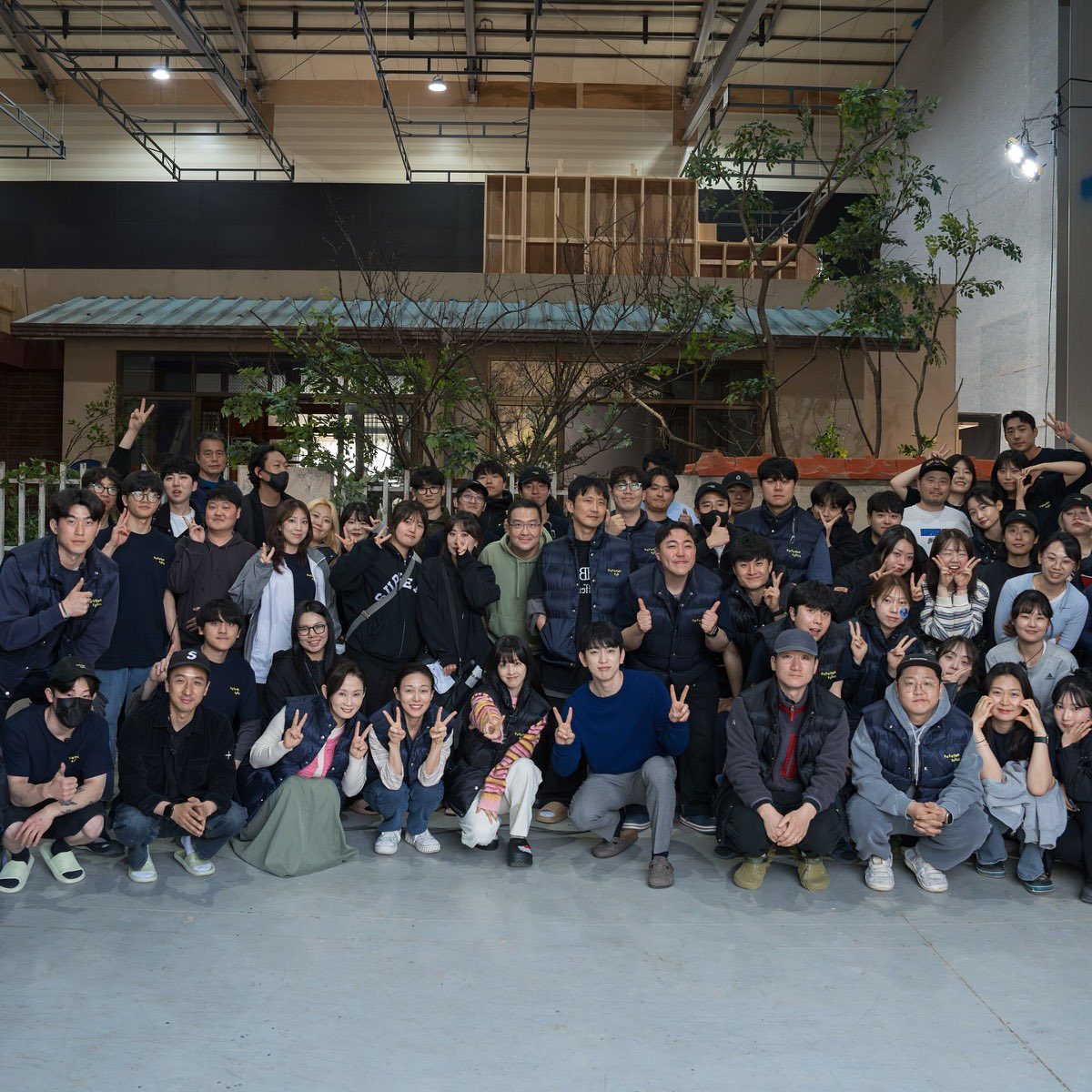 bbotopia_'s tweet photo. 미지의서울 막촬영 단체사진🥲🥲🥲 https://t.co/pRfjcU0qwd
