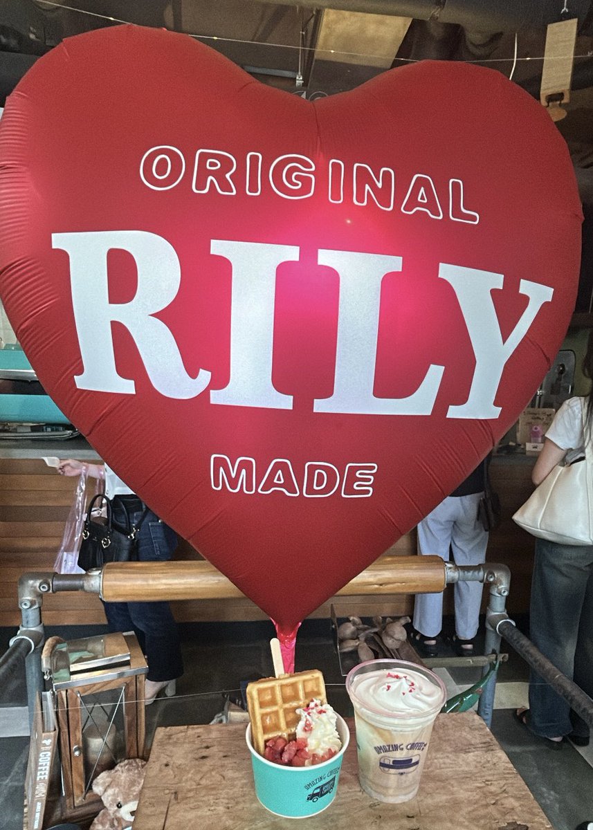 kao20121028's tweet photo. 30分ぐらい並んだけど 美味しかった♡

#Rily 
#今市隆二
@amazingcoffee__ https://t.co/PAGXwny021