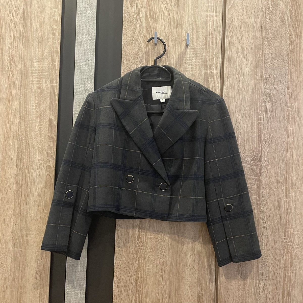 capesulfate's tweet photo. 18) Crop Blazer มีซับใน ผ้าดีมาก 
คัตติ้งดี ใหม่ ผ้าหนา ซักเก็บอย่างเดียวค่ะ
ใส่กับกระโปรงก็สวยเริ่ด
280 บาท 😭

#ส่งต่อเสื้อผ้า #เสื้อผ้ามือสอง #เสื้อผ้า #ส่งต่อกระเป๋า #เสื้อcintage #ส่งต่อcintage #ส่งต่อstylist #ส่งต่อbeming #กระเป๋ามือสอง #กระเป๋า #โล๊ะตู้เสื้อผ้า https://t.co/eU4bI2FOfw