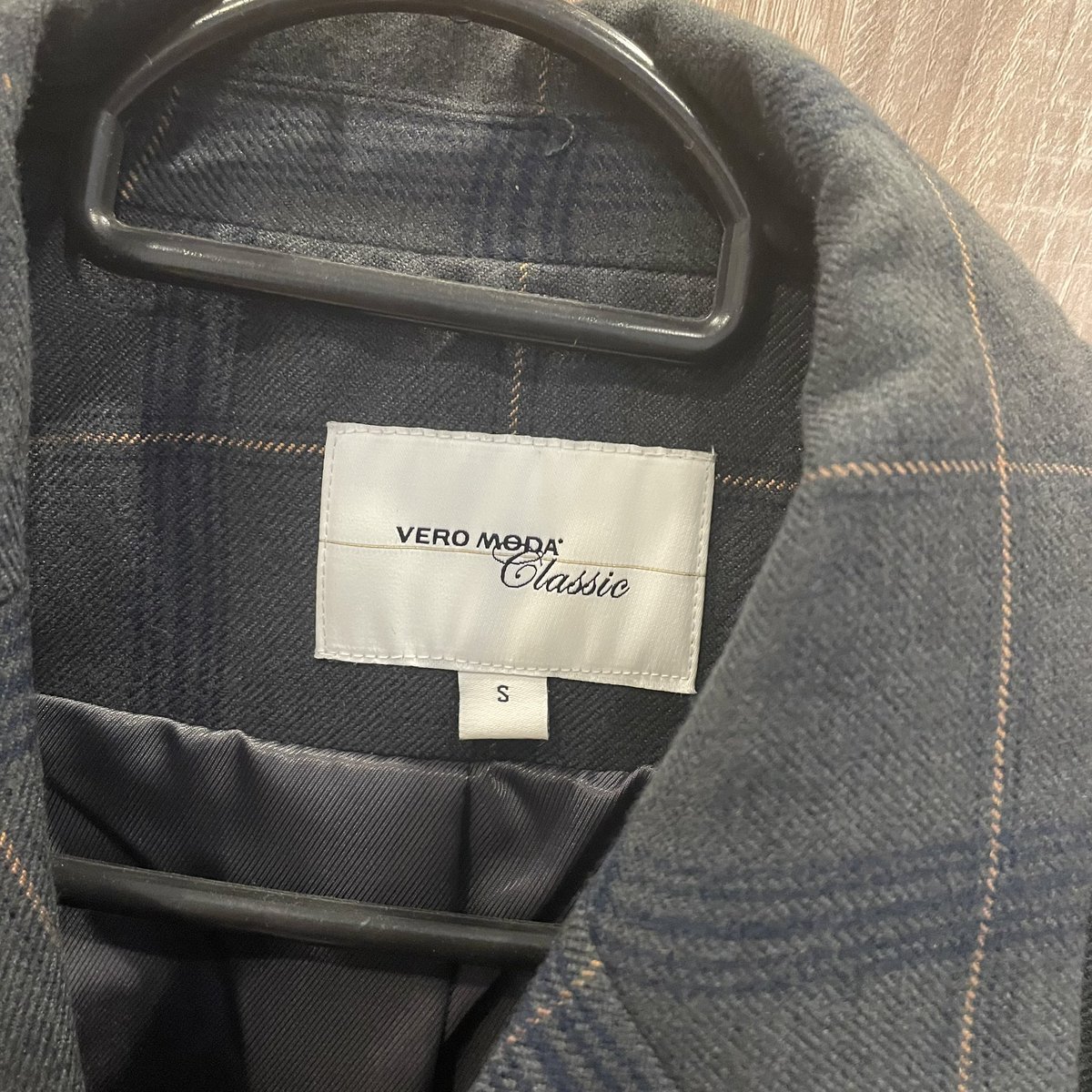 capesulfate's tweet photo. 18) Crop Blazer มีซับใน ผ้าดีมาก 
คัตติ้งดี ใหม่ ผ้าหนา ซักเก็บอย่างเดียวค่ะ
ใส่กับกระโปรงก็สวยเริ่ด
280 บาท 😭

#ส่งต่อเสื้อผ้า #เสื้อผ้ามือสอง #เสื้อผ้า #ส่งต่อกระเป๋า #เสื้อcintage #ส่งต่อcintage #ส่งต่อstylist #ส่งต่อbeming #กระเป๋ามือสอง #กระเป๋า #โล๊ะตู้เสื้อผ้า https://t.co/eU4bI2FOfw