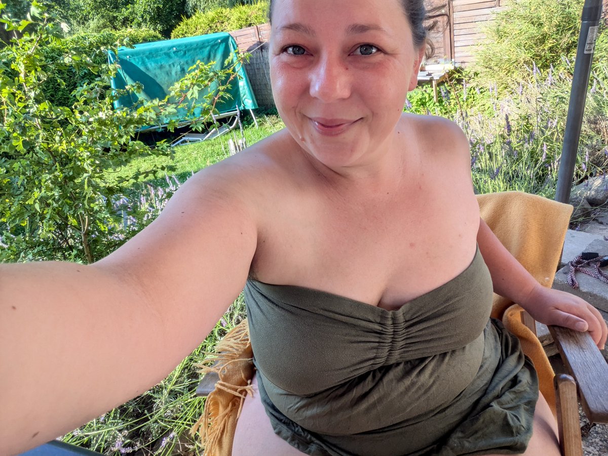 Allerfeinsten guten Morgen.
Heute wirds heiß, Livestream ist an:

stripchat.com/KasiaPrivat/fo…

#sonntag #outdoor #draußen #nomakeup #livecam #naturalbeauty #berlin #naturpur #hairy #sensual #werbung #videos #playtime #spinthewheel #livetouch #spielzeug