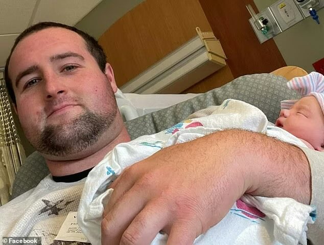 SeeRacists's tweet image. 💔 TRAGIC: Father is charged with murdering his three-week-old daughter with a CROSSBOW 

📍New York

“HE AIMED AT HIS WIFE WHILE SHE WAS HOLDING THEIR NEWBORN” - after bragging on Facebook he 'PROTECTS FAMILY AT ALL COSTS'