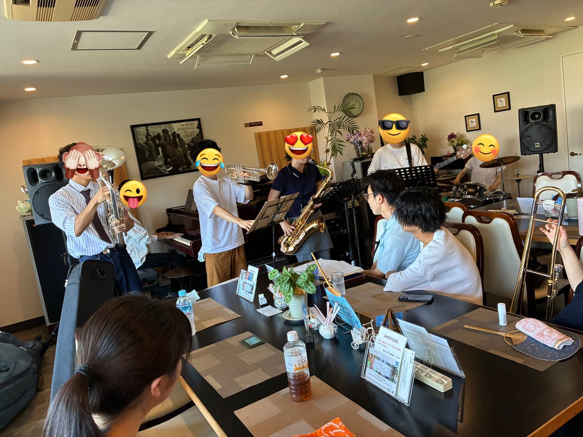 演奏始まってます！盛り上がってます🔥

1バンド目は1回生swingバンドです‼️

バンドメンバーの中には大学生から楽器を始めた人も…✨