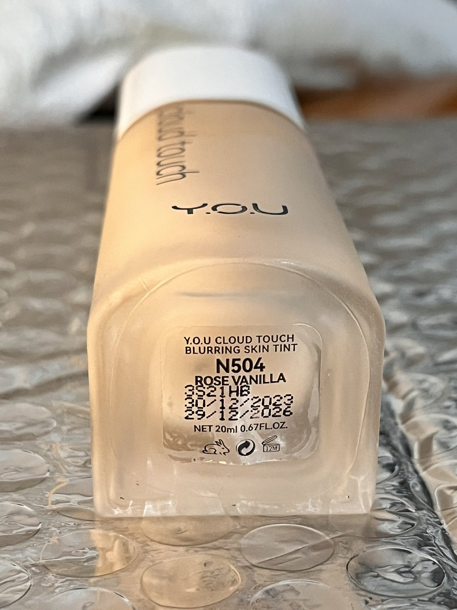ebiollays's tweet photo. SALE GUYS‼️🤩 preloved skintint YOU shade N504 (ROSE VANILLA) isinya lumayan banyak karena jarang aku pake, expnya juga masih lama. 

𐙚 medium to cover, minim oksidasi✨

💰50k (boleh nego tipis)
aku beli di official storenya dg harga 105k, minus no box. 
─ bisa co lewat oyen🍊 https://t.co/FphbUCxPf2