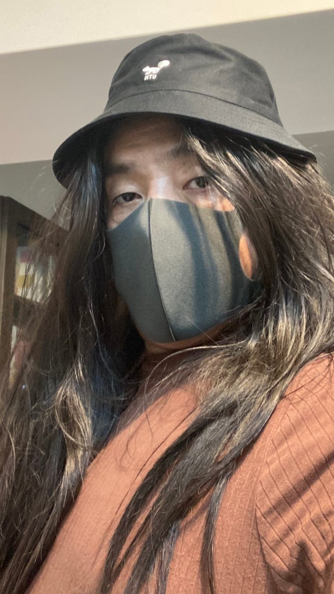 去看電影，為了不要嚇到別人，還是帶著口罩吧！