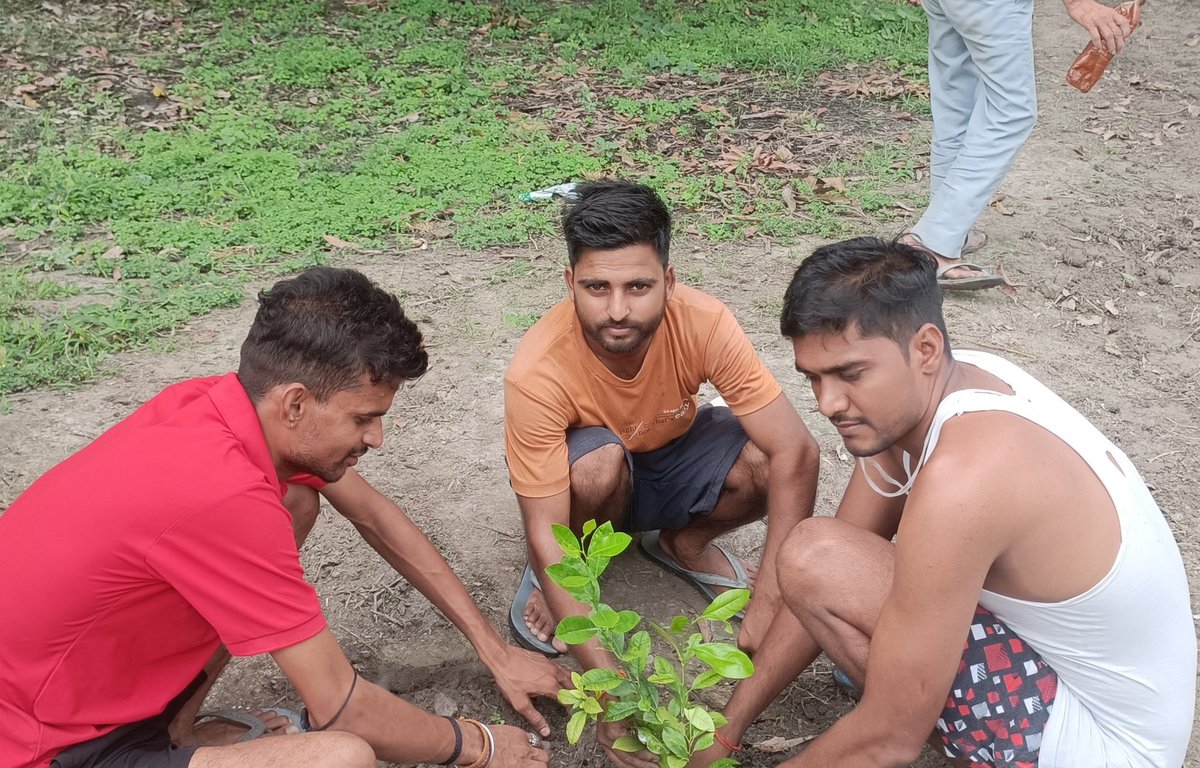 prashantmi96957's tweet image. &quot;एक पेड़ मां के नाम 🌳❤️
मां ने जीवन दिया,
पेड़ ने सांसें।
आज एक पेड़ लगाया —उस ममता, उस छांव, उस त्याग के नाम जिसे हम &apos;मां&apos; कहते हैं।
अपने बूथ संख्या - 397 पर बूथ टीम के साथ 
#एकपेड़मांकेनाम #TreeForMother #GreenIndia