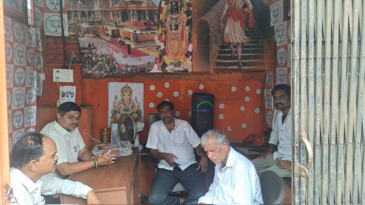 sandiiprsingh's tweet photo. Maan ki baat program was organise at #ward54 under the leadership @VidyaThakurBJP ji . @BJP4Mumbai @ShelarAshish @Deepakthakur_1 https://t.co/fgKpBYRTuJ
