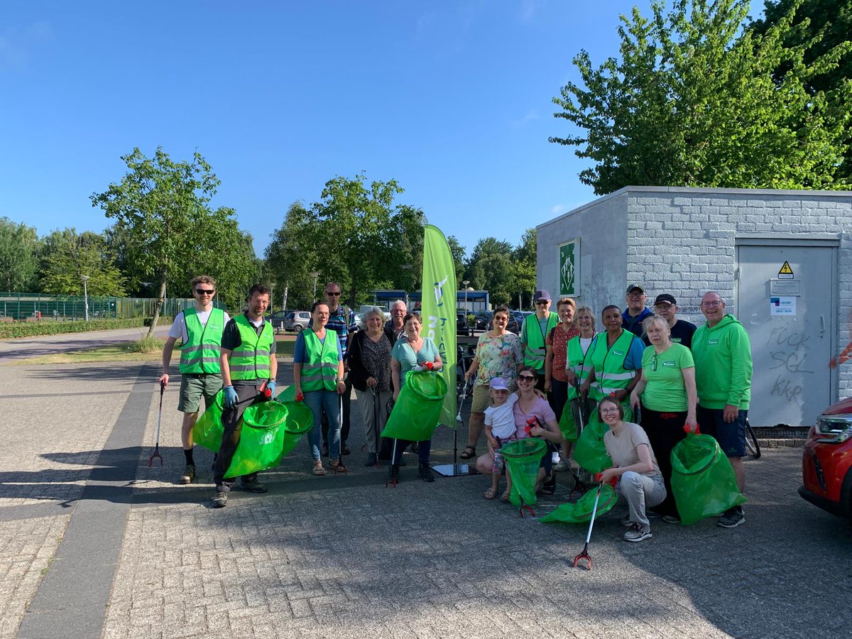 Vrijdag en zaterdag gingen vrijwilligers van #LelystadSchoon de straat op om <a href="/gem_Lelystad/">Gemeente Lelystad</a> een stukje mooier te maken tijdens "Heel Lelystad schoon in 24 uur". 😃 Onze raadsleden <a href="/mcboogaard/">Marco Boogaard</a>, <a href="/Eelcos71/">Eelco Schrijver</a> en <a href="/MartenTilstra/">Marten Tilstra</a> hielpen met veel plezier een handje mee! #Lelystad