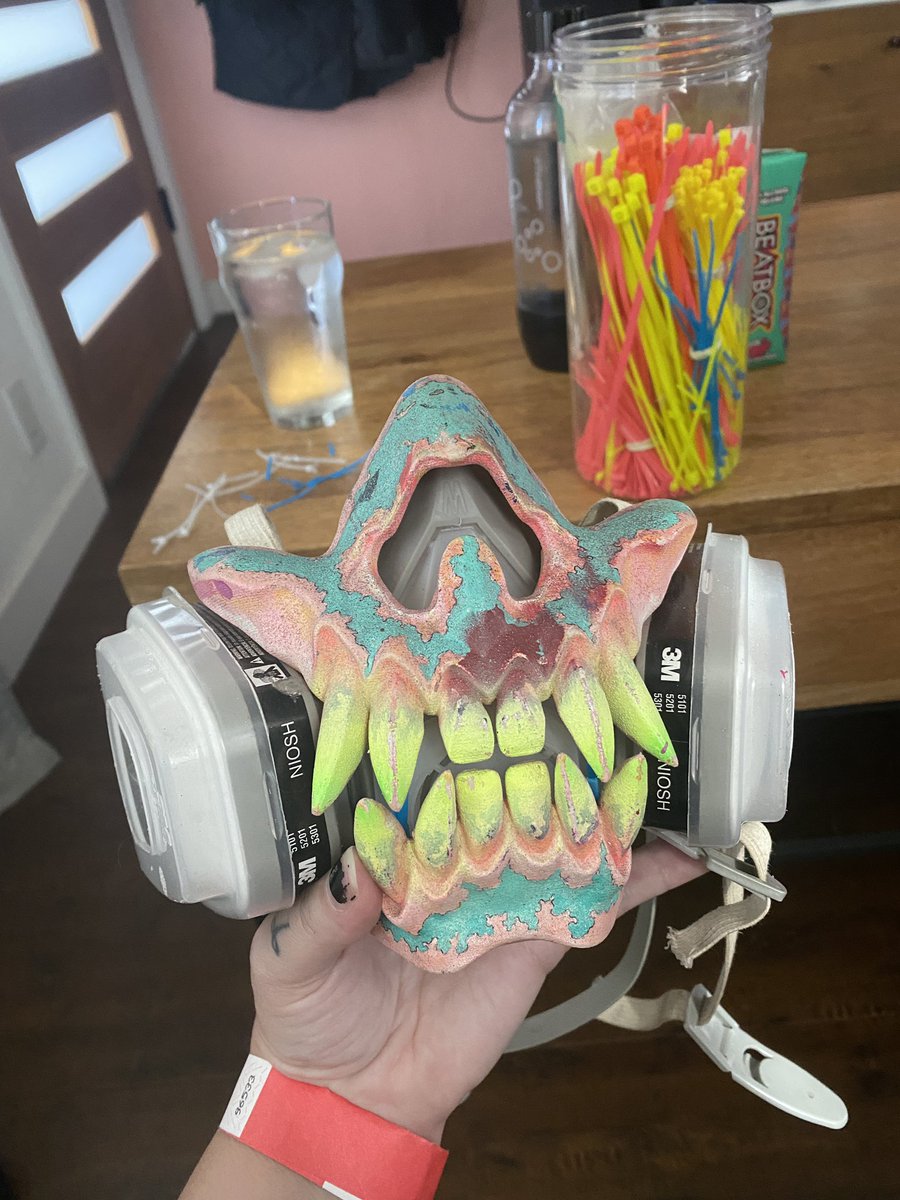 My respirator teeth have been sitting crooked for a while, so I took some time to re-align them today. 

Stating a mural in LA to replace an older piece of mine, wish me luck!