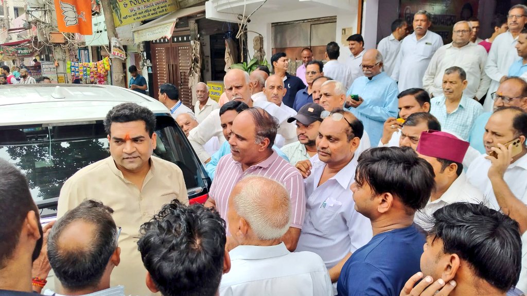 आज कैबिनेट मंत्री श्री <a href="/KapilMishra_IND/">Kapil Mishra</a> जी ने करावल नगर की अपनी जनता जनार्दन से मुलाकात कर उनकी समस्याएँ सुनीं। उन्होंने हर एक व्यक्ति की बात को गंभीरता से सुनकर तुरंत समाधान के लिए संबंधित अधिकारियों को निर्देश दिए। करावल नगर के हर परिवार, हर मोहल्ले का सुख-दुख कपिल मिश्रा जी का