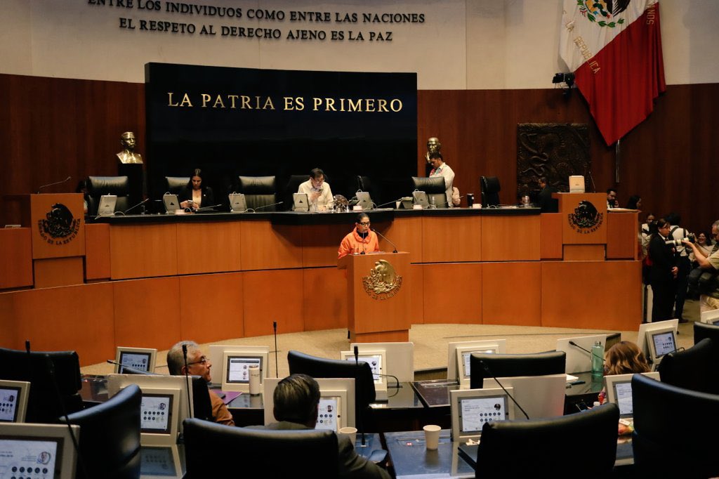 IrvingPineda's tweet photo. Los senadores de @MovCiudadanoMX , @Ale_BarralesM , @DanielBarredaP  y @amaliagarciamx  deben explicar su apoyo a #ReformaTelecom o #LeyCensura 🤮🤮

¿ Por qué votaron a favor de que el gobierno pueda tener la 
geolocalización en tiempo real de cualquier ciudadano  y todas las demás ocurrencias de #ReformaTelecom o #LeyCensura ?