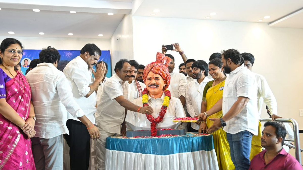 JaganannaM42057's tweet photo. అనకాపల్లి జిల్లా: 

ఈ రోజు  మధ్యాహ్నం జిల్లా పార్టీ అధ్యక్షులు శ్రీ గుడివాడ అమర్నాథ్ గారు అధ్యక్షతన లో  ఉత్తరాంధ్ర రీజినల్ కో ఆర్టినేటర్ శ్రీ కురసాల కన్నబాబు గారు శాసన మండల ప్రతిపక్ష నేత శ్రీ బొత్స సత్యనారాయణ గారు జిల్లా అసెంబ్లీ మరియు పార్లమెంట్ నియోజకవర్గ సమన్వయకర్తలు పార్లమెంట్ అబ్జర్వేర్స్ ఆధ్వర్యంలో "బాబు  ష్యూరిటీ--మోసం గ్యారెంటీ" జిల్లా కార్యక్రమం జరిగింది ఇదేవిధంగా నియోజవర్గ స్థాయి లో మండల స్థాయిలో మరి గ్రామస్థాయిలో సమావేశాలు ఏర్పాటు చేయాలని ఈ కార్యక్రమంలో గ్రామ గ్రామానికి ప్రచారం కార్యక్రమం దశల వారీగా ఏవిధంగా ప్రజలలోకి తీసుకుని వెళ్ళాలి  అని‌ పార్టీ క్యాడర్ కు దిశ నిర్దేశం చేశారు...

ఈ కార్యక్రమం నకు జిల్లా నలుమూలల ‌నుండి పార్టీ ప్రతినిధులు, స్థానిక సంస్థల ప్రజా ప్రతినిధులు మండల పార్టీ అధ్యక్షులు జిల్లా అనుబంధ విభాగాల అధ్యక్షులు వివిధ పార్టీ కమిటీ సభ్యులు దాదాపు 1800 నుండి 2000 మంది వరకు పాల్గొన్నారు...

#CBNFailedCM
#IdhiMunchePrabhutvam
#SadistChandraBabu
#MosagaduBabu
#AndhraPradesh 
#JaganannaMission