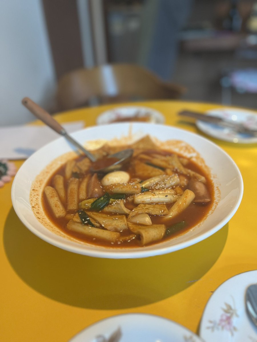 어제 와인이랑 떡볶이 먹었다