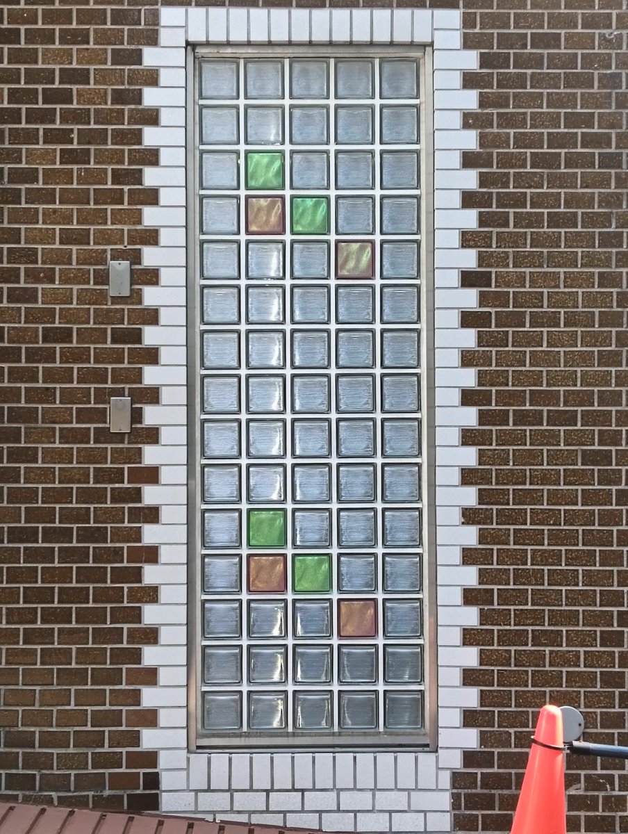 落ちてくるテトリミノを表現するガラスブロックを発見